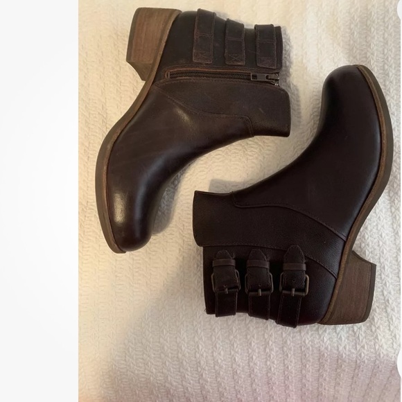 UGG AUSTRALIA VOLTA WOMEN ANKLE BOOTS CHOCOLATE BROWN SIDE ZIPPER SIZE6 - Picture 2 of 11